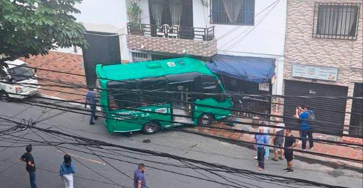 Así quedó el bus estrellado contra la vivienda. /FOTO: CORTESÍA 