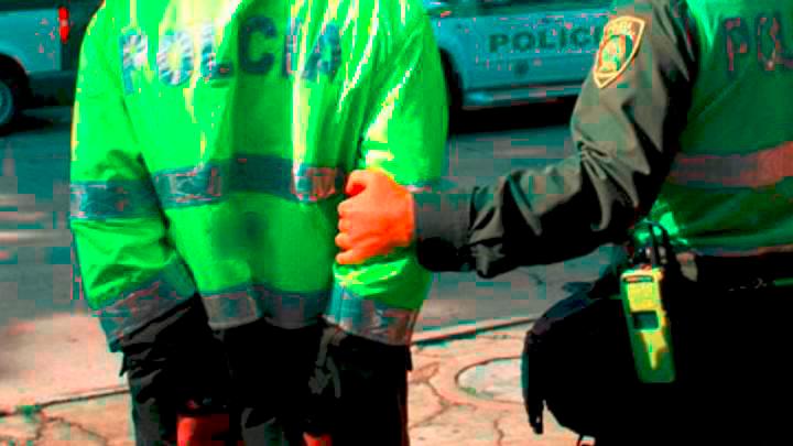 Envían a la cárcel a tres policías señalados de camuflar cocaína en fruta 