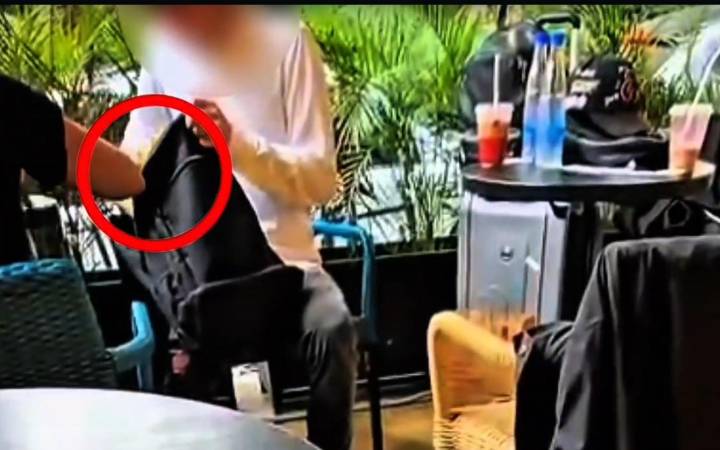 En una cámara oculta quedó grabado el momento en que se hizo la entrega controlada. FOTO: TOMA DE VIDEO POLICÍA METROPOLITANA