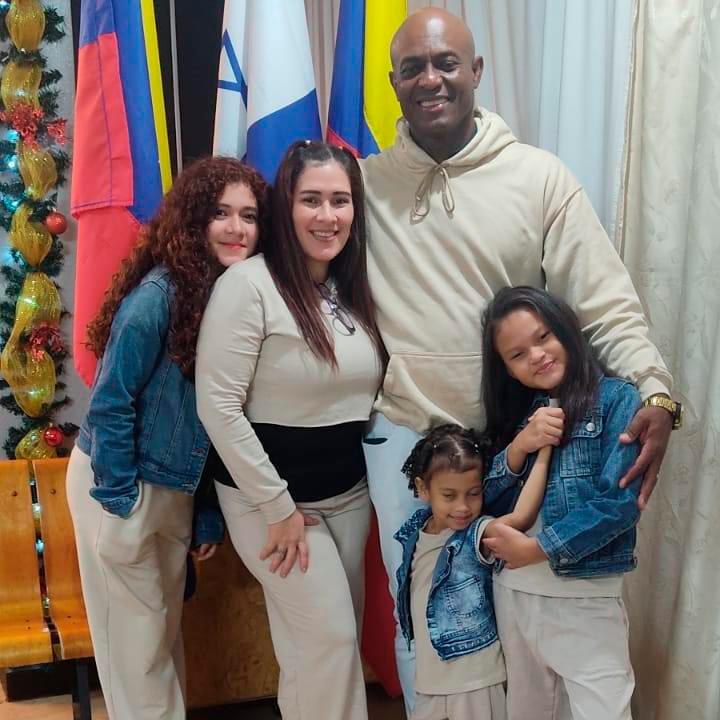 Dámaso vive en Medellín con su esposa y sus hijas. / FOTO: CORTESÍA DÁMASO PALACIOS