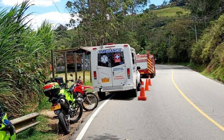 Los bomberos de Bello hicieron presencia en el sitio. FOTO: CORTESÍA