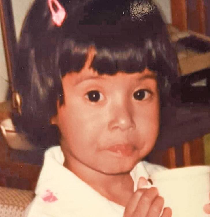 Ella es Carine Talma Yaneth Betancur-Grimsrud, en su niñez.