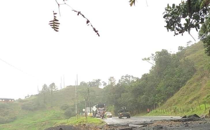 Atentado en vía: Medellín - Cta Norte Yarumal - Alto de Ventanas. FOTO: D.R.A