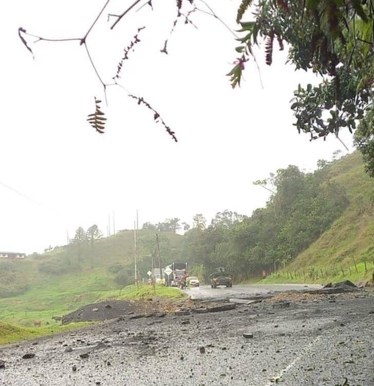 Atentado en vía: Medellín - Cta Norte Yarumal - Alto de Ventanas. FOTO: D.R.A