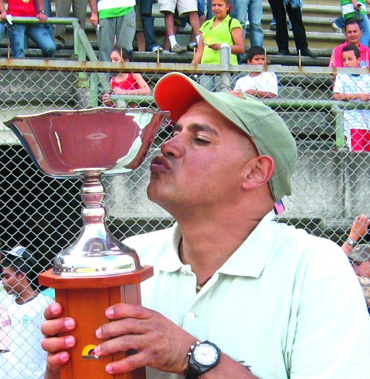 Un beso al trofeo que buscó. Carlos Paniagua, el técnico campeón juvenil. FOTO: WILSON DÍAZ SÁNCHEZ