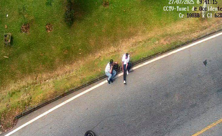 Los heridos quedaron en la vía, mientras el Audi se dio a la huida. /FOTO: CORTESÍA