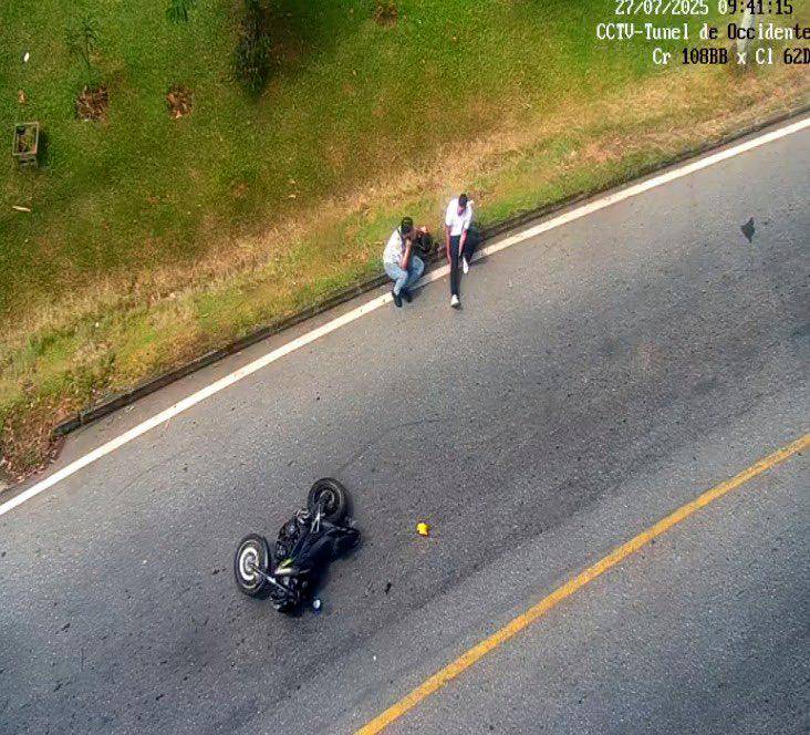 Los heridos quedaron en la vía, mientras el Audi se dio a la huida. <b><span class=mln_small-caps_mln>/FOTO: CORTESÍA</span></b>