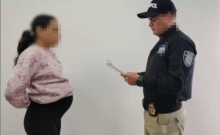 Momento en que un oficial de Interpol le hacen efectiva la capturado por Notificación Roja. /FOTO: TOMA DE VIDEO