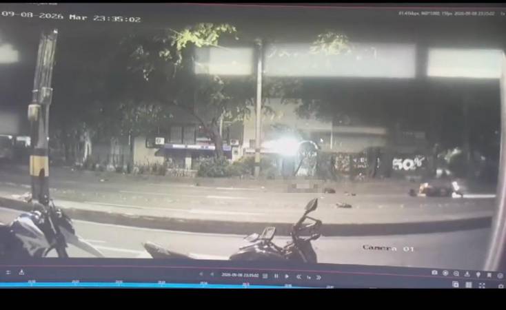Una cámara del sector captó el momento en el que Daniel pierde el control de la moto, presuntamente, por la acción de un habitante de calle. FOTO: CORTESÍA