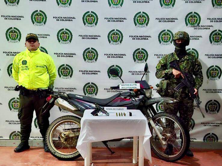 Incautación de material de material de guerra y una motocicleta. FOTO: CUARTA BRIGADA