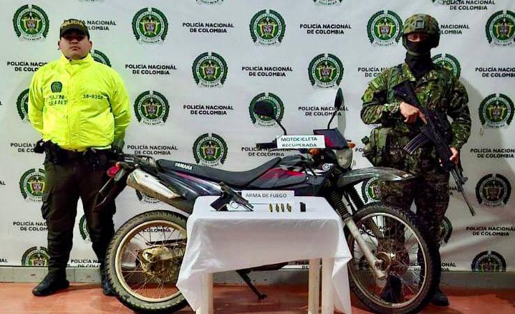 Incautación de material de material de guerra y una motocicleta. FOTO: CUARTA BRIGADA