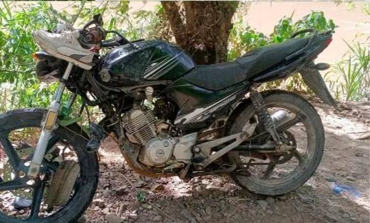 La moto y los zapatos del desaparecido. / FOTO: CORTESÍA