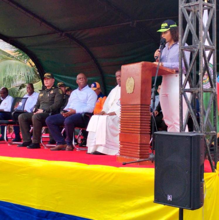 El general William Castaño Ramos, comandante (e) de la Región de Policía N.°6, y Nubia Carolina Córdoba (de pie), gobernadora del Chocó, durante la ceremonia. /FOTO: CORTESÍA
