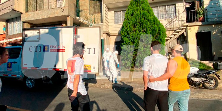 Este es el momento en que el CTI de la Fiscalía realizaba la inspección judicial del cuerpo. /FOTO: ANDRÉS FELIPE GARCÍA OSORIO