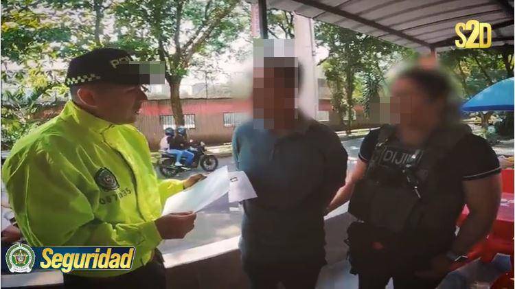 Momento de la captura de Gilberto de Jesús Taborda por funcionarios de la Dijín. FOTO: CAPTURA DE VIDEO