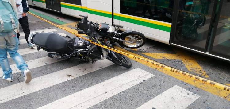 Las 2 motos involucradas quedaron en el piso. /FOTO: CORTESÍA