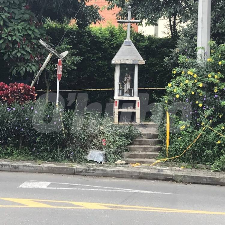 Contra esta imagen de la virgen terminó estrelleado el vehículo que conducía Mono Arley. FOTO: LAURA ROSA JIMÉNEZ VALENCIA