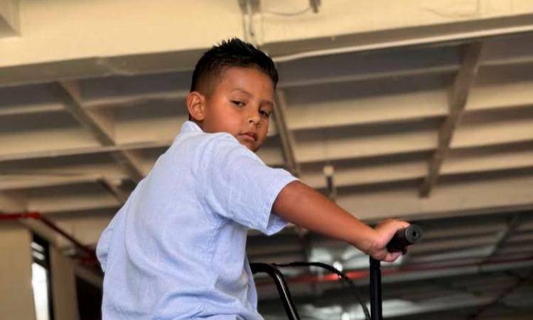 Jacobo estrenó su nuevo juguete en un parqueadero. /FOTO: INSTAGRAM @sara_uribe