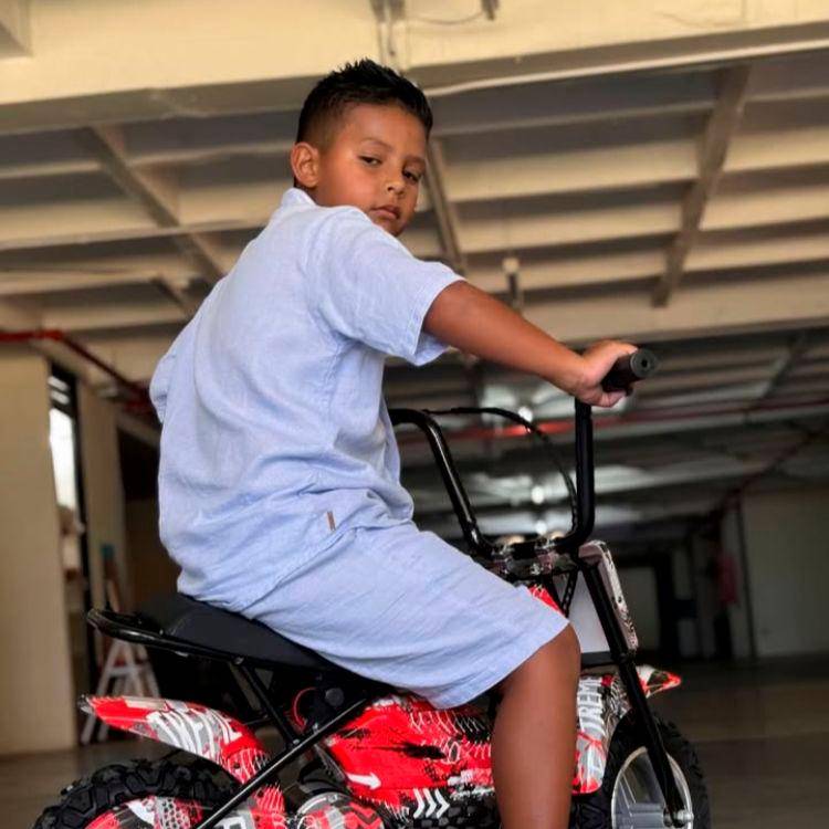 Jacobo estrenó su nuevo juguete en un parqueadero. /FOTO: INSTAGRAM @sara_uribe