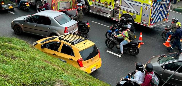 Desde diferentes ángulos los ciudadanos captaron detalles de este accidente vial que afectó la movilidad en el occidente de la ciudad. /FOTO: CORTESÍA DENUNCIAS ANTIOQUIA.