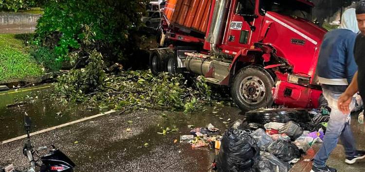 La tractomula quedó atravesada sobre la vía. /FOTO: CORTESÍA DENUNCIAS ATIOQUIA.