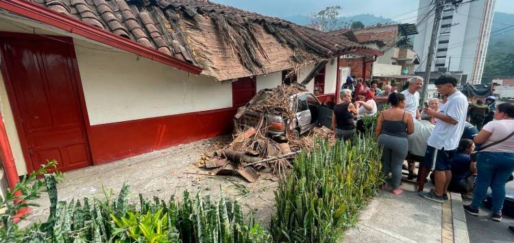 Así quedó el carro estrellado contra la vivienda. / FOTO: CORTESÍA