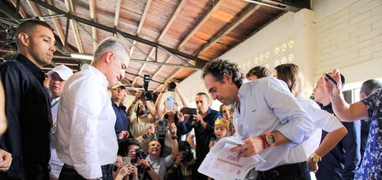 Fico votó en el Inem del El Poblado. /FOTO: CORTESÍA