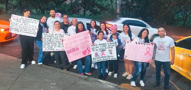 Para esta valiente mujer, el tratamiento más efectivo para su enfermedad ha sido el amor de su familia. / FOTO: CORTESÍA