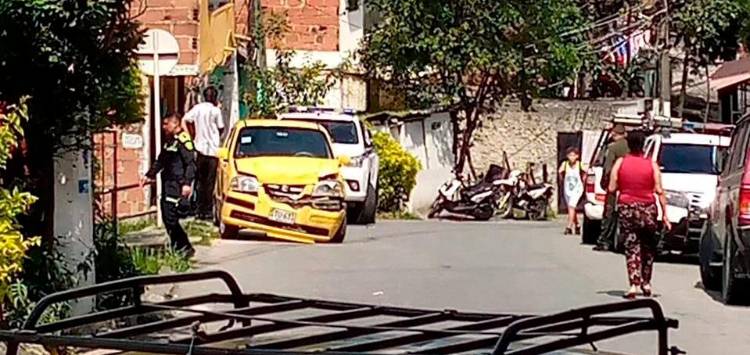 Así quedó el taxi tras el incidente. /FOTO: DENUNCIAS ANTIOQUIA