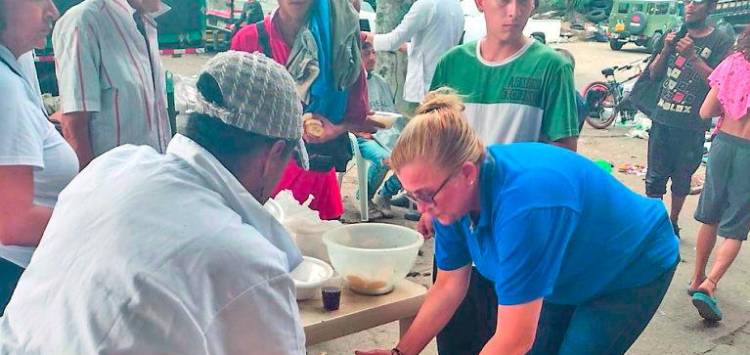 A través de amigos y donantes, María Elsy recolecta ropa, comida y medicinas para darle a los habitantes de calle. /FOTO: CORTESÍA.