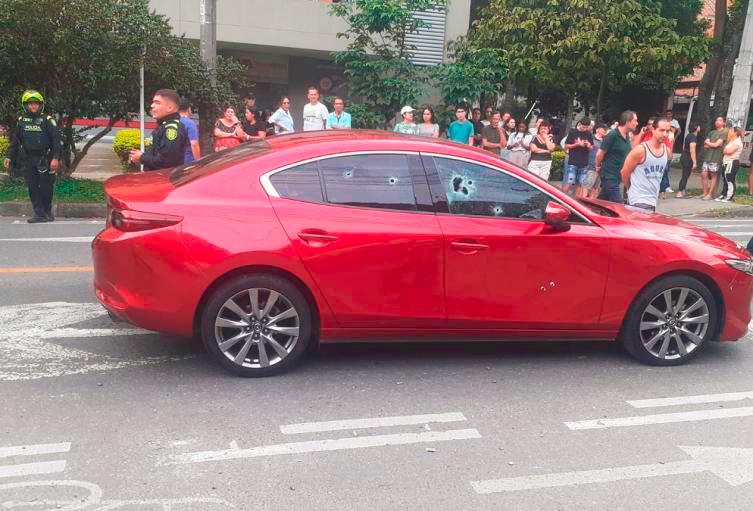 Así quedó el vehículo en donde se movilizaban Duque Ríos y su esposa. /FOTO: CORTESÍA DENUNCIAS ANTIOQUIA