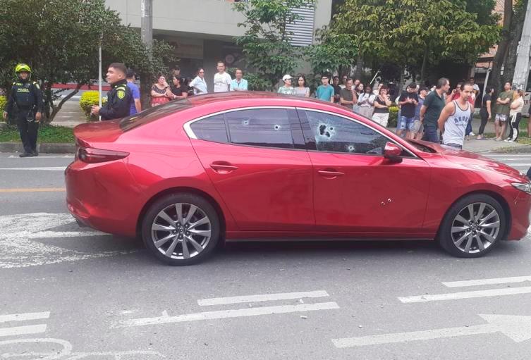 En las ventanillas del carro quedaron las marcas de los disparos. /FOTO: DENUNCIAS ANTIOQUIA