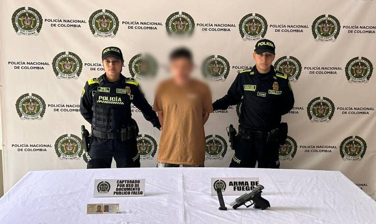 Joven de 19 años capturado en Manrique. FOTO: CORTESÍA SECRETARÍA DE SEGURIDAD Y CONVIVENCIA