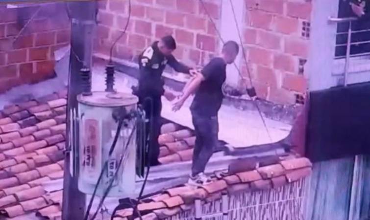 El hombre intentó huir al percatarse de la presencia de los uniformados. FOTO: ALCALDÍA DE MEDELLÍN