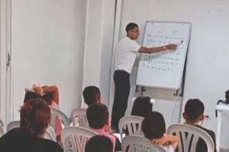 La escuela es liderada por Johan Ortiz (de camiseta blanca) integrante de la Orquesta Son Imperial. En las clases también comparten sus conocimientos otros miembros de la agrupación. FOTOS: CORTESÍA
