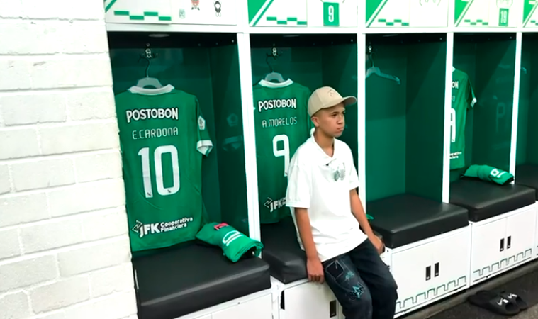 Juan José en el camerino de Atlético Nacional. FOTO: CUARTA BRIGADA