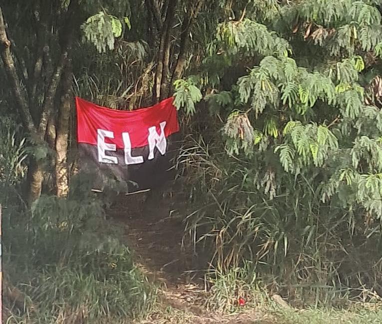 La bandera fue encontrada en un costado de la autopista Norte. <b><span class=mln_small-caps_mln>/FOTO: CORTESÍA</span></b>