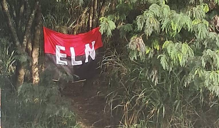 La bandera fue encontrada en un costado de la autopista Norte. /FOTO: CORTESÍA
