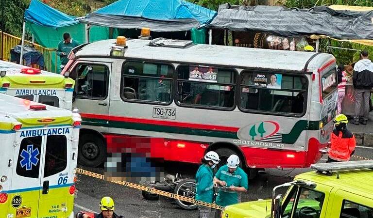 Una de las víctimas de este accidente quedó bajo las llantas del bus. /FOTO: CORTESÍA DENUNCIAS ANTIOQUIA. 