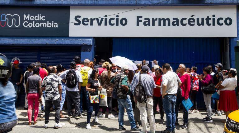 Aglomeración de afiliados por entrega de medicamentos en la sede de Savia Salud EPS, ubicada en la avenida Las Vegas. / FOTO: JULIO CÉSAR HERRERA