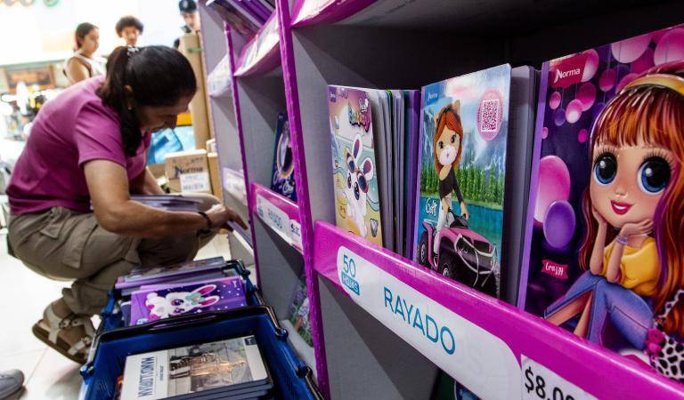Venta de útiles escolares por la temporada escolar. FOTO: JULIO CÉSAR HERRERA