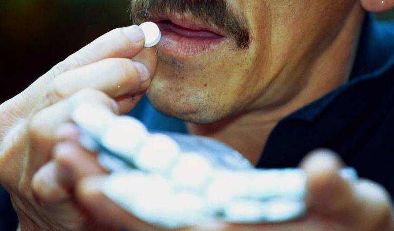 Imagen de referencia de ingesta de medicamentos. / FOTO: MANUEL SALDARRIAGA