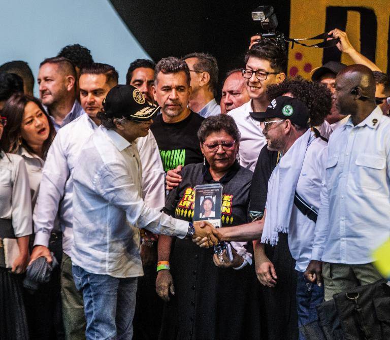 Gustavo Petro en el ‘tarimazo’ en Medellín. <b><span class=mln_small-caps_mln>/FOTO: JULIO CÉSAR HERRERA</span></b>