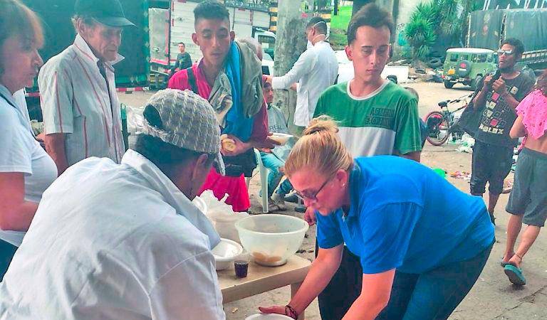 A través de amigos y donantes, María Elsy recolecta ropa, comida y medicinas para darle a los habitantes de calle. /FOTO: CORTESÍA.