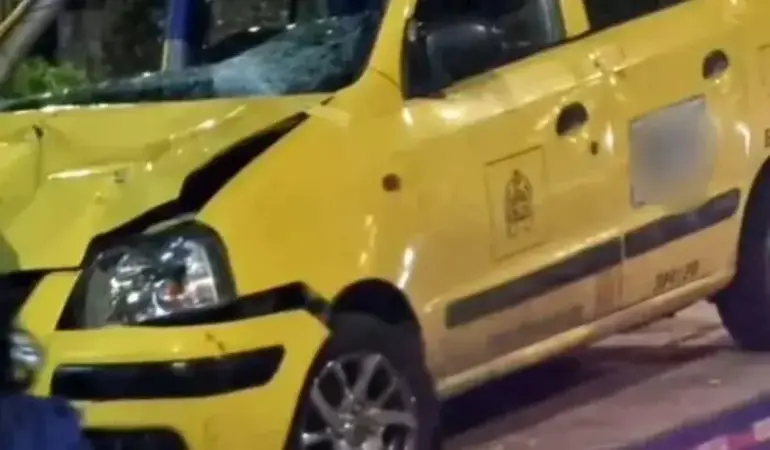 Así quedó el taxi que atropelló a las 11 personas. /FOTO: REDES SOCIALES