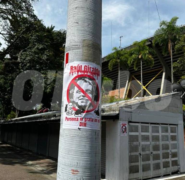 Carteles contra Raúl Giraldo a las afuera del Atanasio. FOTO: FAISURY SÁNCHEZ