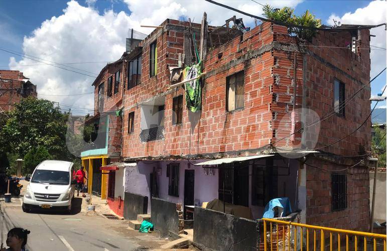 Donde está colgada la manta verde ocurrió el homicidio de Robinson David Vidal. FOTO: LAURA ROSA JIMÉNEZ VALENCIA