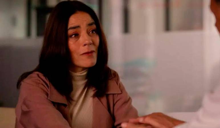 Sandra Reyes como la doctora Paula Dávila en 2024. /FOTO: CARACOL TELEVISIÓN