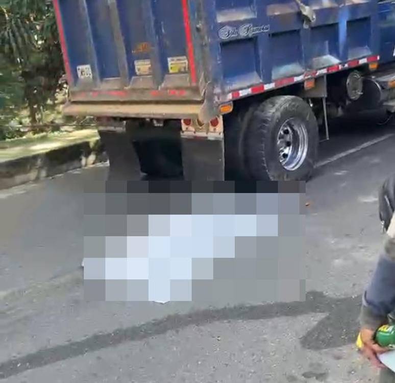 Peatón atropellado por una volqueta en Belén. FOTO: CORTESÍA DENUNCIAS ANTIOQUIA