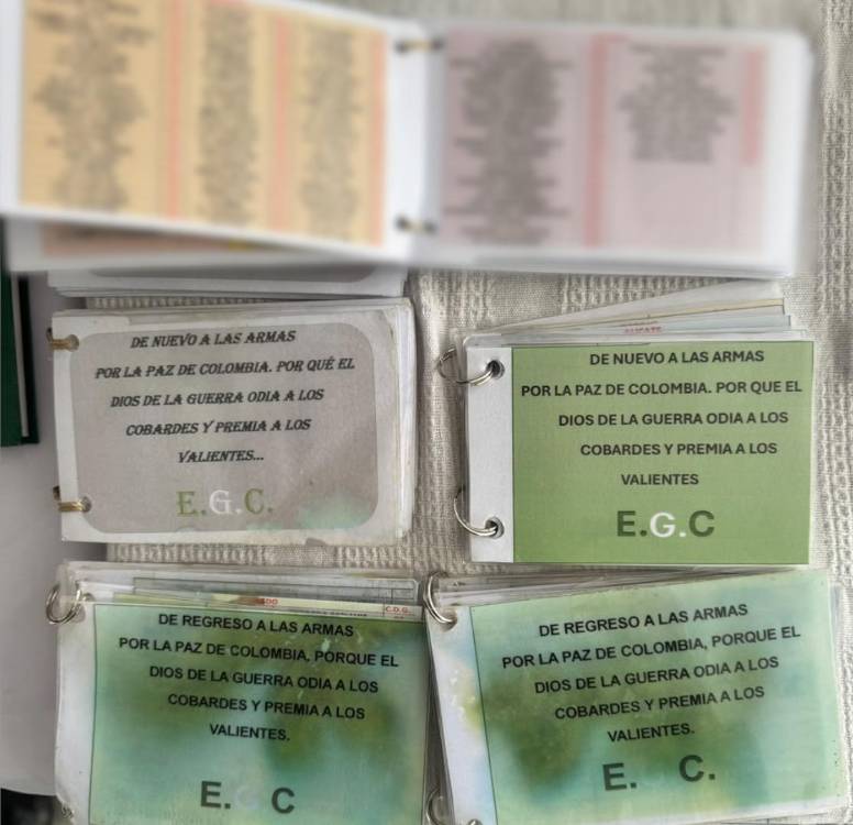 Códigos de comunicación y manuscritos de la organización que fueron encontrados durante el operativo. FOTO: POLICÍA NACIONAL